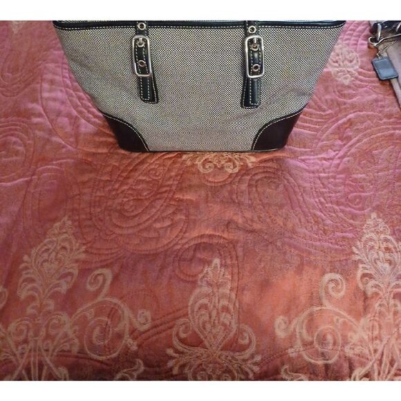 Elegant Black and Cream Tote Bag - Picture 7 of 7